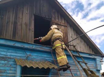 ​Огнеборцы ПЧ Хомутовского района на тушении возгорания