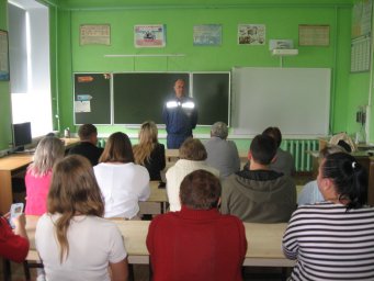​Профилактика пожаров: инструктор ПЧ Обоянского района провел беседы с педагогами четырех школ