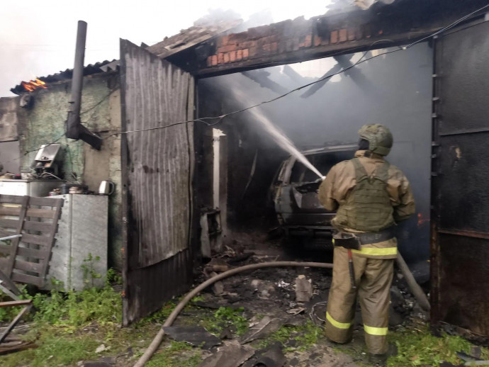 ​Огнеборцы ПЧ Рыльского района на тушении пожара в гараже