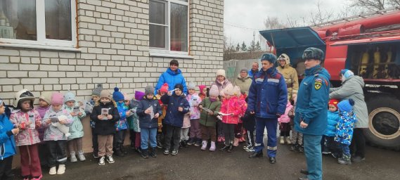 ​Фатежские пожарные провели тренировочную эвакуацию и показ техники