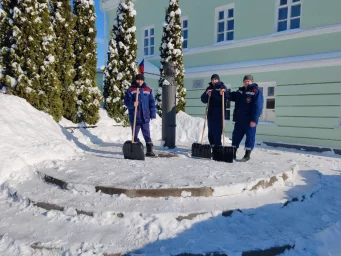 ​Помощь огнеборцев Фатежского района в расчистке от снега