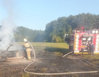 Огнеборцы ПЧ Курского района на тушении автомобиля