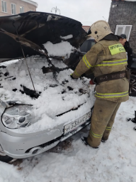 ​Огнеборцы ПЧ Обоянского района на тушении автомобиля