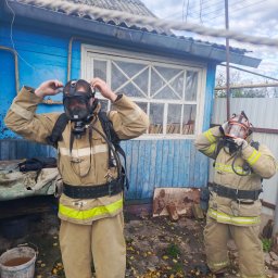 ​Рыльские огнеборцы на тушении пожара