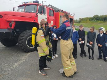​Учебная эвакуация и урок по ПБ с показом техники для учащихся Миролюбовской школы Фатежского района