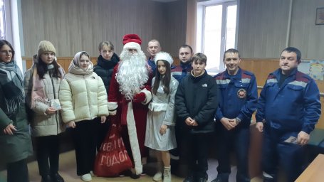 ​Хомутовских огнеборцев - с наступающими праздниками!