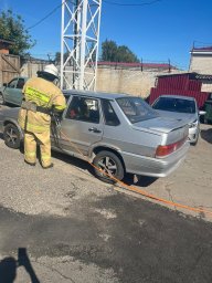 ​Практическая тренировка пожарных Октябрьского района по деблокированию пострадавших при ДТП