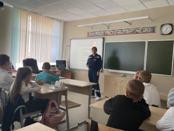 Занятие по пожарной безопасности для учеников СОШ № 2 города Дмитриева Занятие по пожарной безопасности для учеников СОШ № 2 города Дмитриева