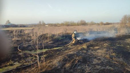 ​Огнеборцы Курского района ликвидировали два очага горения сухой травы