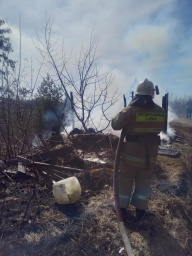 ​Огнеборцы ПЧ Обоянского района на тушении возгораний