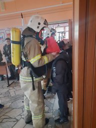 Октябрьские огнеборцы провели учебную эвакуацию Октябрьские огнеборцы провели учебную эвакуацию