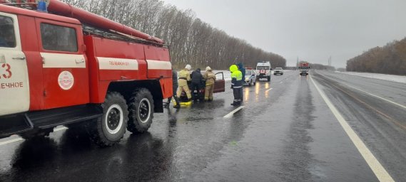 Горшеченские огнеборцы-спасатели на ликвидации последствий двух ДТП Горшеченские огнеборцы-спасатели на ликвидации последствий двух ДТП
