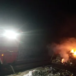 ​Огнеборцы Железногорского района на тушении возгорания