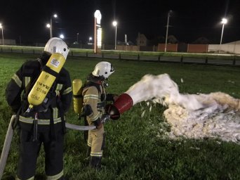 Октябрьские огнеборцы провели занятия на АЗС в с. Черницыно Октябрьские огнеборцы провели занятия на АЗС в с. Черницыно