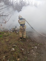 ​Огнеборцы ПЧ Курского района на тушении возгорания