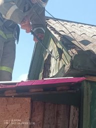 ​Огнеборцы ПЧ Обоянского района на тушении возгорания в доме