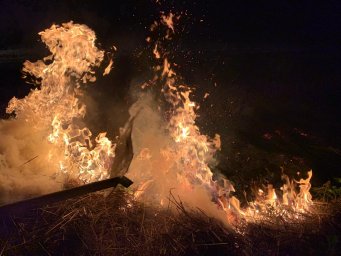 Обоянские борцы с огнем на тушении сухой растительности Обоянские борцы с огнем на тушении сухой растительности