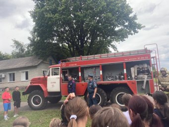 Обоянские пожарные на учениях в детском лагере Обоянские пожарные на учениях в детском лагере