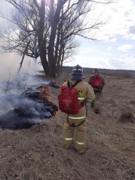 Хомутовские пожарные ликвидируют горение сухой травы Хомутовские пожарные ликвидируют горение сухой травы