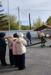 ​Огнеборцы ПЧ Курского района продемонстрировали детям на что способен "настоящий пожарный"!