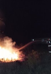 ​Огнеборцы ПЧ Поныровского района на тушении травы