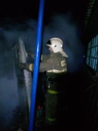 ​Огнеборцы ПЧ Советского района на тушении сарая