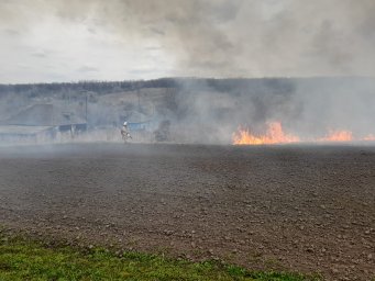 Конышевские огнеборцы не допустили распространения огня!