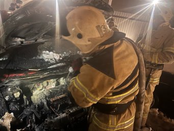 ​Огнеборцы Октябрьского района на тушении автомобиля