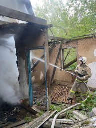 Фатежские пожарные потушили нежилой дом