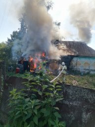 Поныровские пожарные потушили дом в деревне Тифинское Поныровские пожарные потушили дом в деревне Тифинское