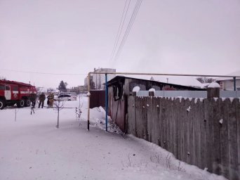 ​Огнеборцы Горшеченского района на тушении сарая