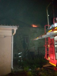 ​Огнеборцы Рыльского района потушили дом и спасли людей