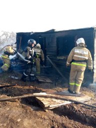 Пожарные ПЧ Железногорского района потушили 2 бесхозных строения Пожарные ПЧ Железногорского района потушили 2 бесхозных строения
