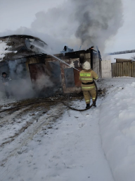 ​Огнеборцы ПЧ Горшеченского района на тушении пожара