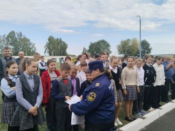 Конышевские огнеборцы провели тренировочные эвакуации в школах Конышевские огнеборцы провели тренировочные эвакуации в школах