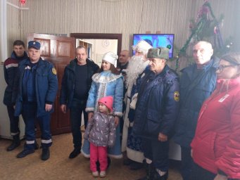 ​Дед Мороз и снегурочка в пожарной части Октябрьского района