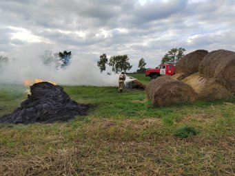 ​Огнеборцы ПЧ Фатежского района на ликвидации горения