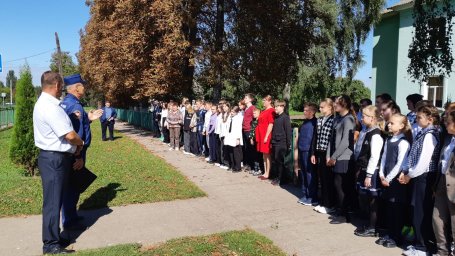 Хомутовские огнеборцы-спасатели проводят учебные эвакуации Хомутовские огнеборцы-спасатели проводят учебные эвакуации