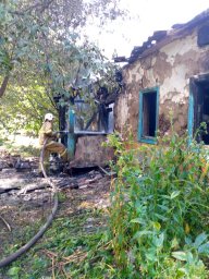 ​Огнеборцы ПЧ Хомутовского района на тушении дома