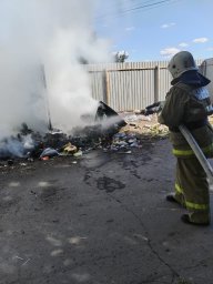 ​Огнеборцы ПЧ Курского района на тушении возгораний