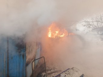 Горшеченские пожарные не допустили распространения огня Горшеченские пожарные не допустили распространения огня