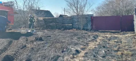 ​Горение сухой травы в д. Полевая Курского района ликвидировано