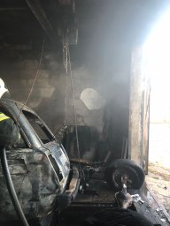 Огнеборцы ПЧ-20 тушили автомобиль в гараже
