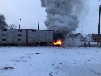 Загорание грузового автомобиля в Октябрьском районе Загорание грузового автомобиля в Октябрьском районе