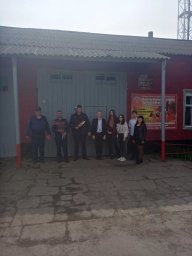 Школьники п. Теткино поздравляют пожарных с праздником.